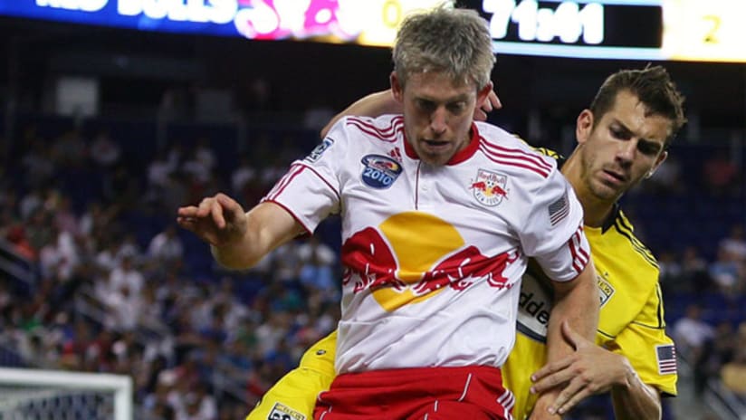 New York's John Wolyniec (left) battles with the Crew's Adam Moffat on Thursday night at Red Bull Arena.