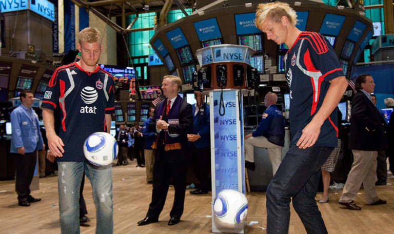 Tim Ream and Chris Heck help ring NYSE closing bell -