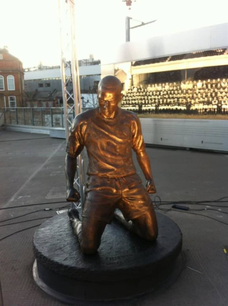 Arsenal Honors Thierry Henry with Statue Outside Emirates Stadium - //newyork-mp7static.mlsdigital.net/mp6/henry_statue.jpg