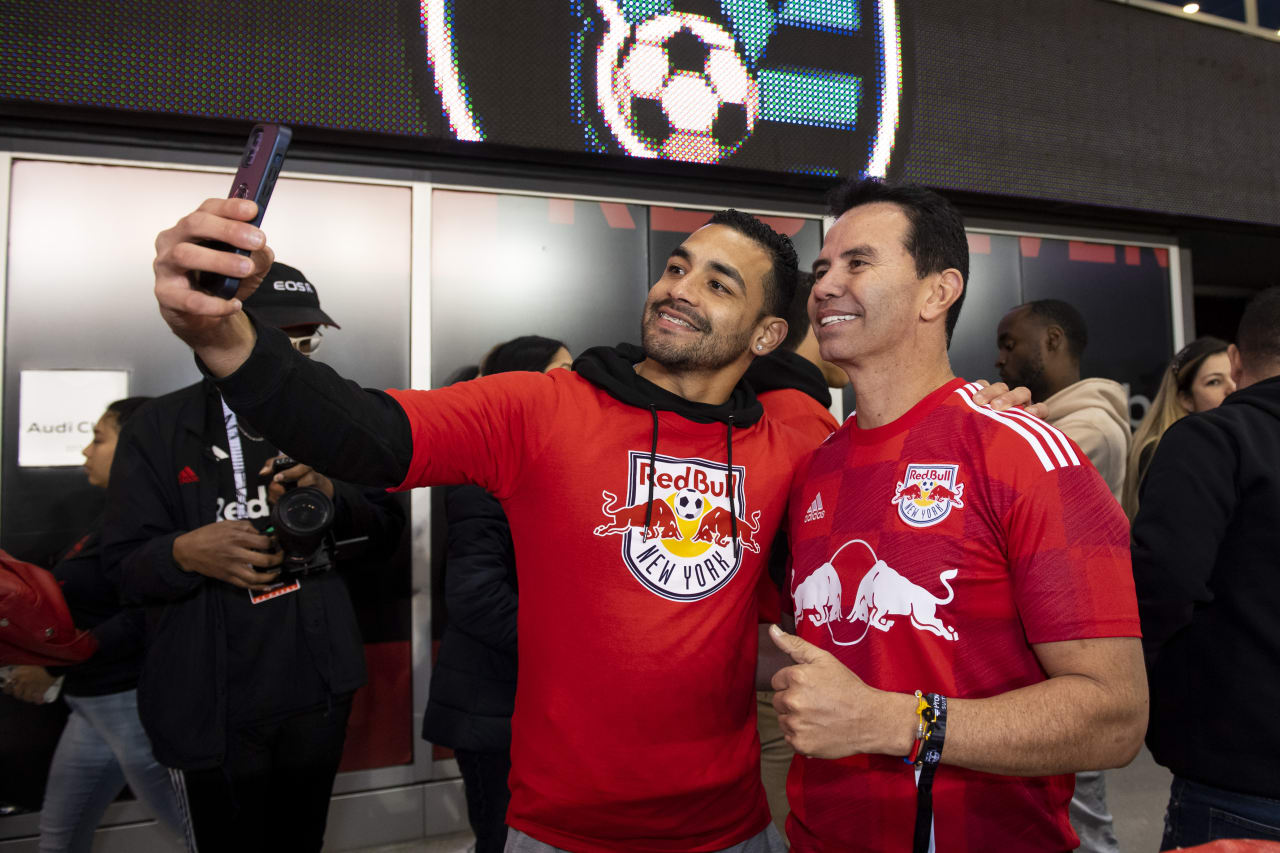 Jhonny Rivera en el estadio Red Bull Arena con sus fans